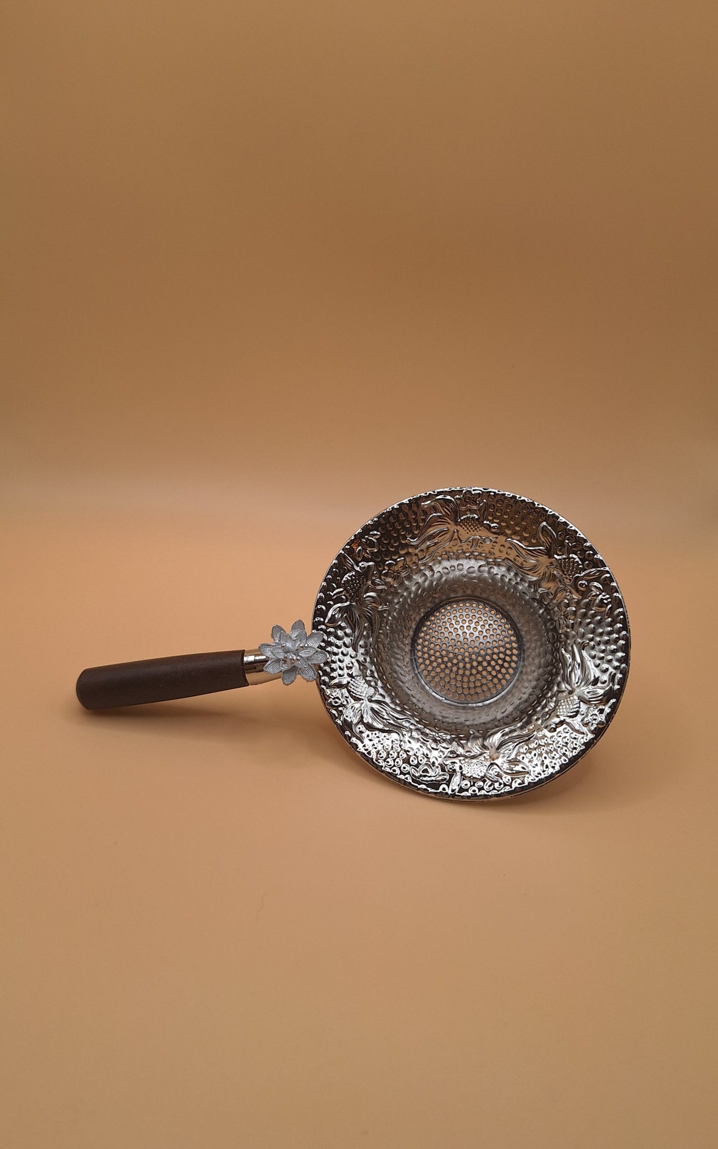 Passoire à Thé Élégante – Acier Inoxydable & Manche en Bois | Design Lotus